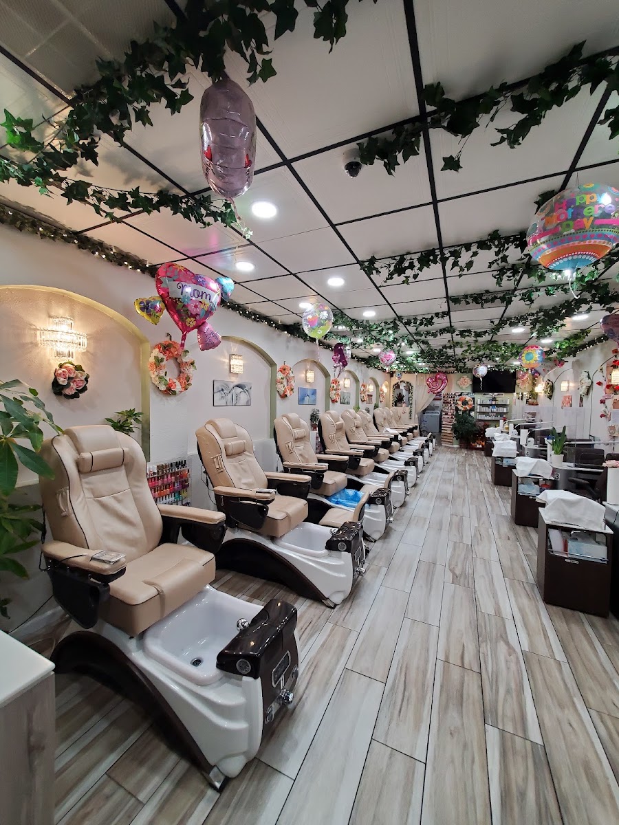Salon floor decorated with balloons and hanging vines