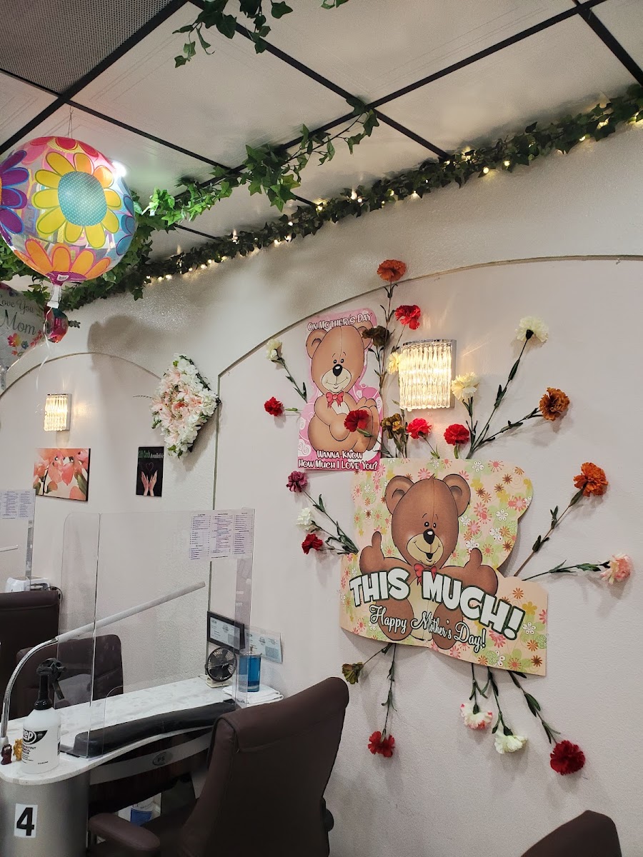 Teddy bear wall decor and balloons by the stations